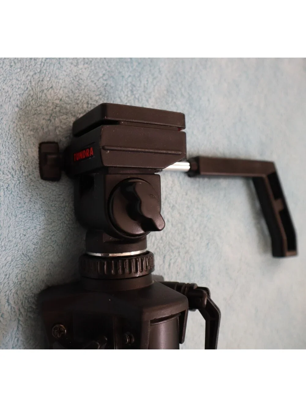 Tundra Video Ultima 66 Tripod Complete. Great Condition. With a pan/tilt head.